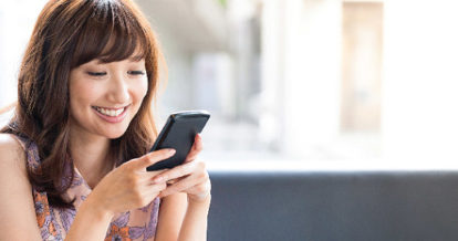 customer reading restaurant communication on her phone