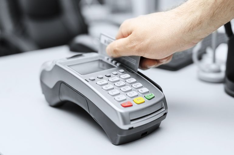 Man using a magstripe credit card to pay for meal