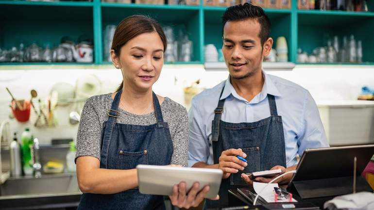 restaurant owners using iPad POS